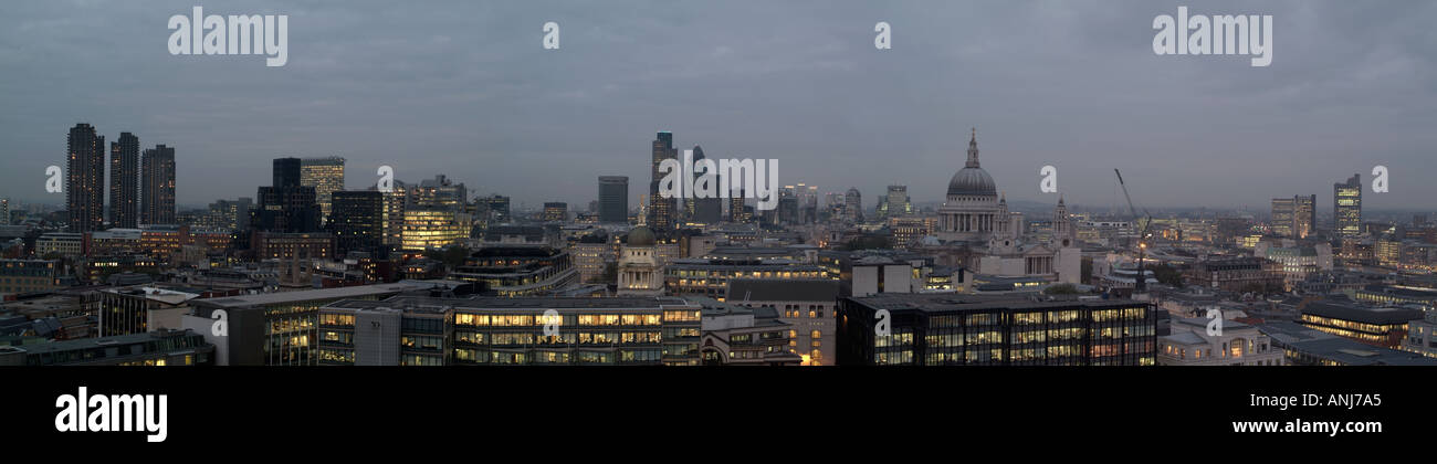 Super-Weitwinkel Panorama Stadtansicht aus Fleet Street London suchen Osten zeigt die Barbakane Londoner Natw erschossen Stockfoto