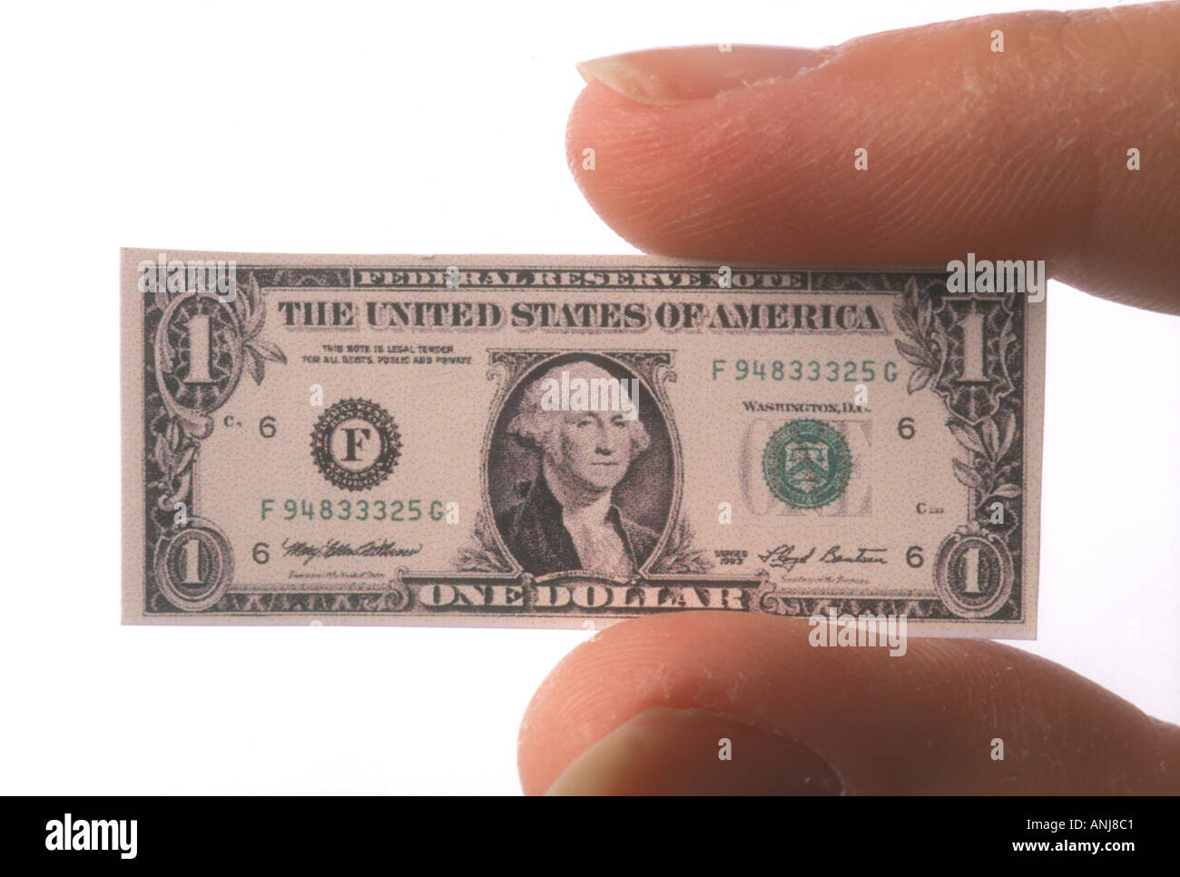 zwei Finger halten kleine einen Dollar bill U.S. Stockfoto