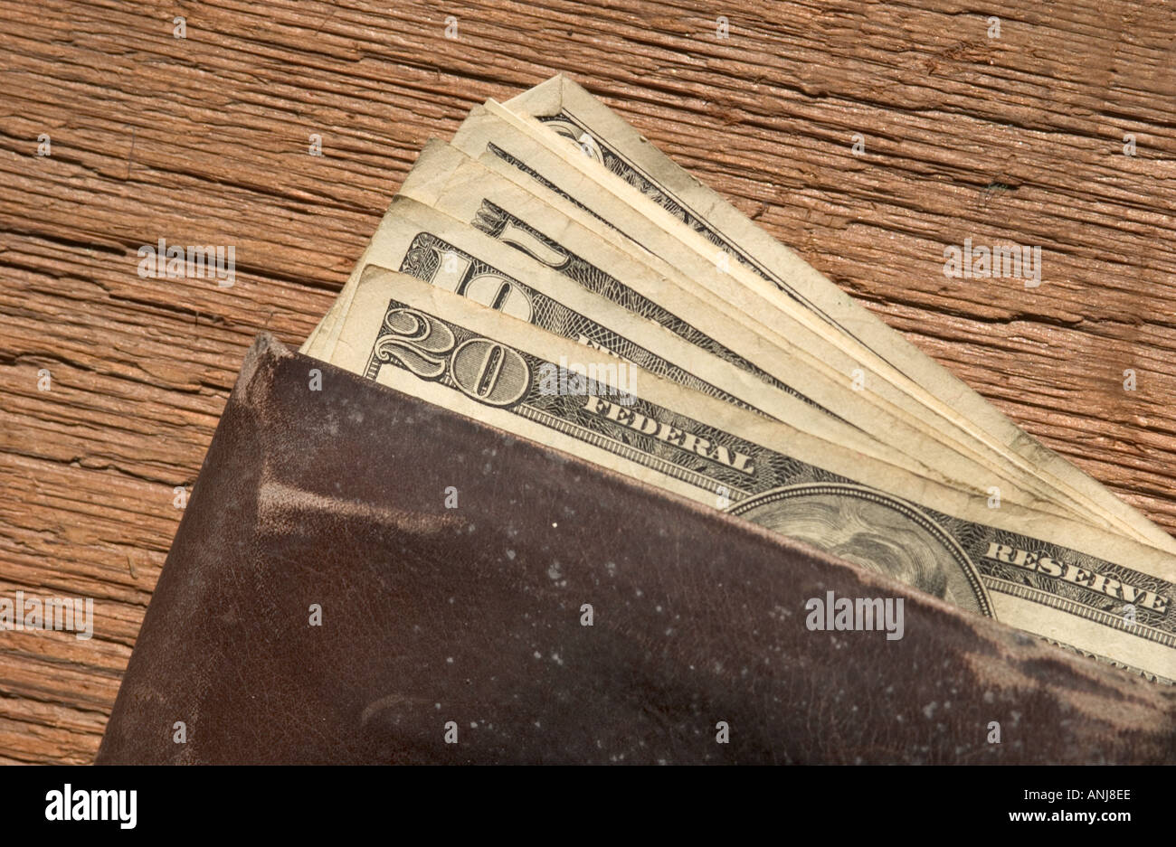 alten Brieftasche voller US-Dollar auf Holztisch Stockfoto