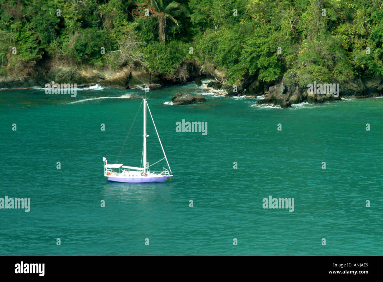Yacht vor Anker in Englishmans Bay, Tobago, Karibik, Westindien Stockfoto