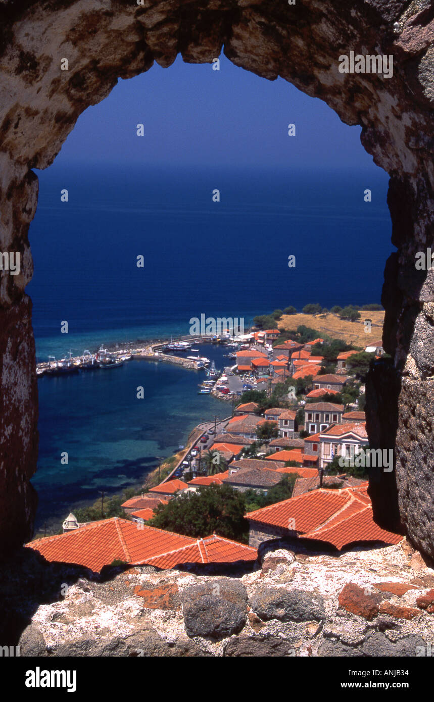 Molyvos Hafen aus einen Bogen in die byzantinische Festung Lesbos griechische Inseln Griechenlands betrachtet Stockfoto