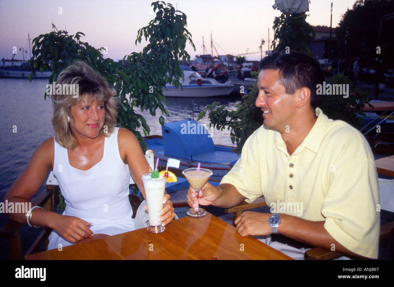 Paar genießt Cocktails Hafen Lesbos griechische Inseln Griechenland Stockfoto