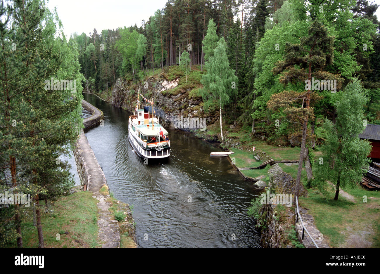 Das erhaltene Motorschiff Victoria schreitet langsam durch den Telemark-Kanal zwischen Ulefors und Lunde Stockfoto