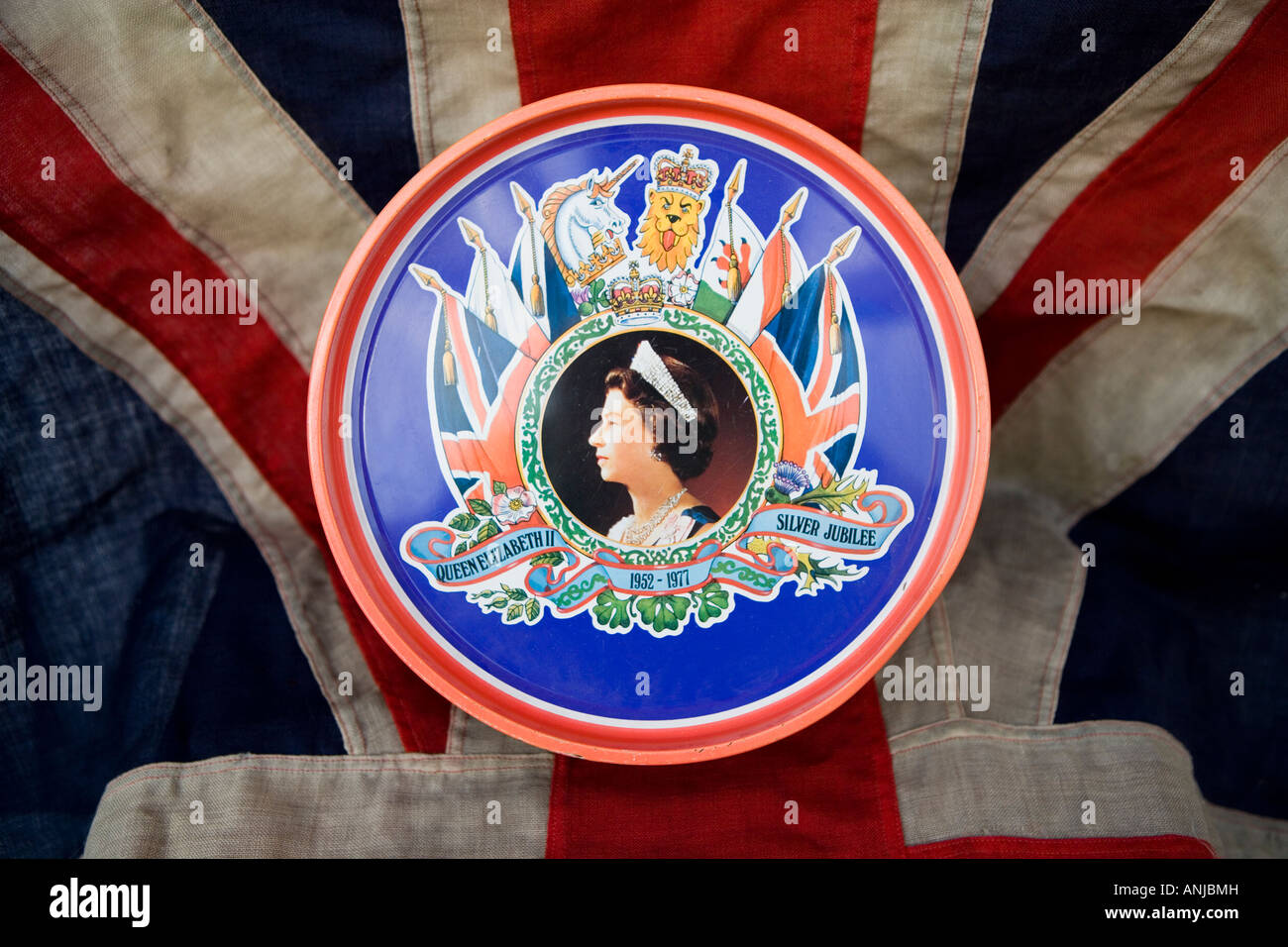 Vintage Keksdose Schuss gegen die Union Jack-Flagge Stockfoto