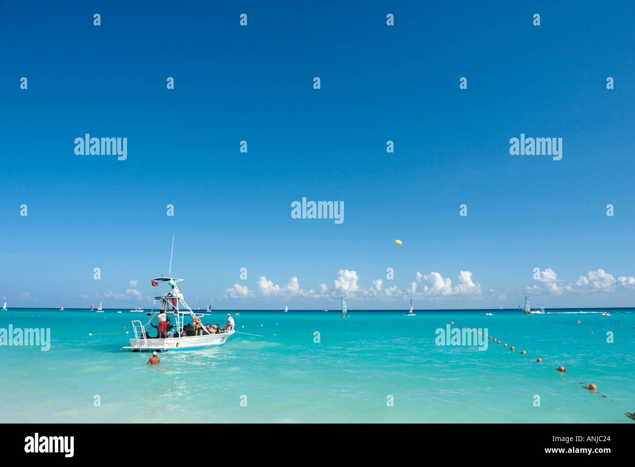 Tauchen Boot vor Strand vor Hotel Riu Yucatan Playacar Playa del Carmen, Riviera Maya, Halbinsel Yucatan, Mexiko Stockfoto