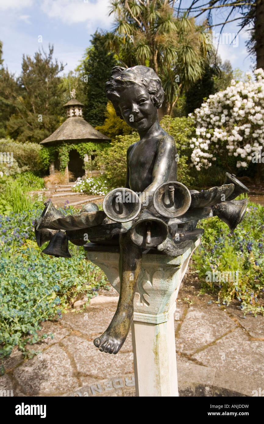 UK Nordirland County Down Mount Stewart House Mairi Garten Skulptur von Lady Londonderry als Kind Stockfoto