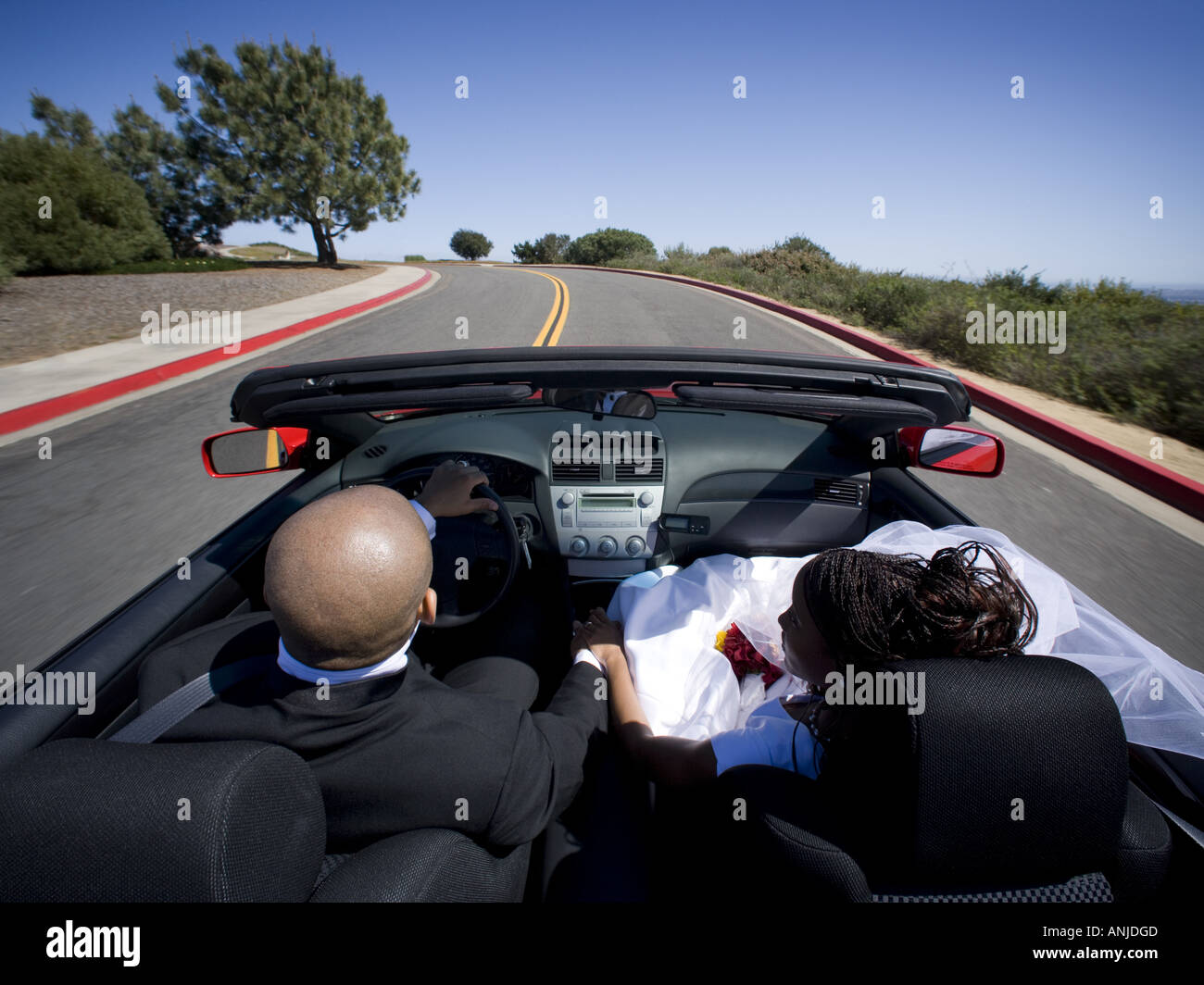 Rückansicht des ein Brautpaar im Auto Stockfoto