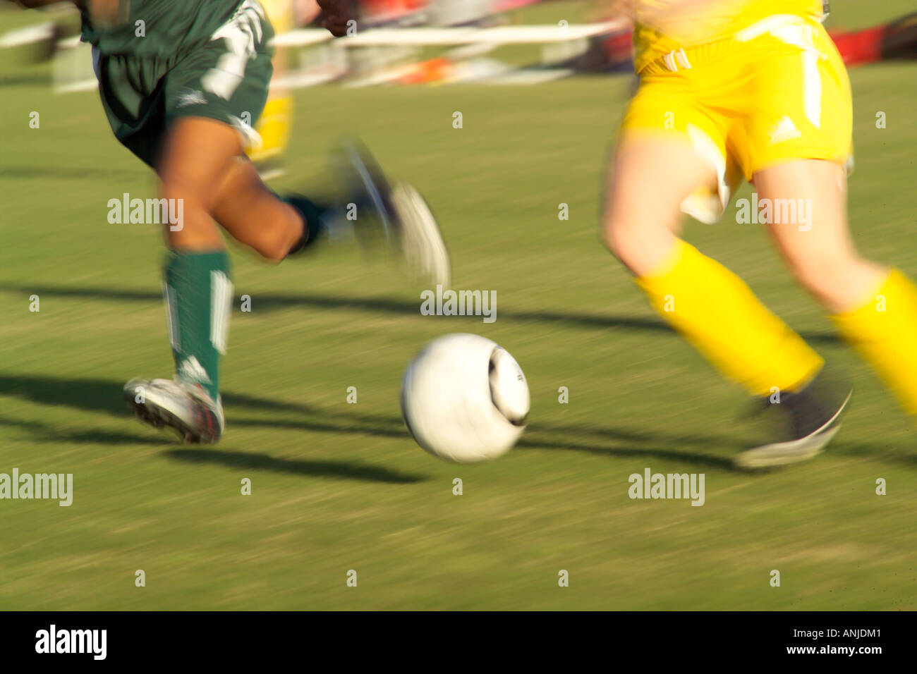 Nahaufnahme von Teen Fußball Aktion Unschärfe der Füße jagen ball Stockfoto