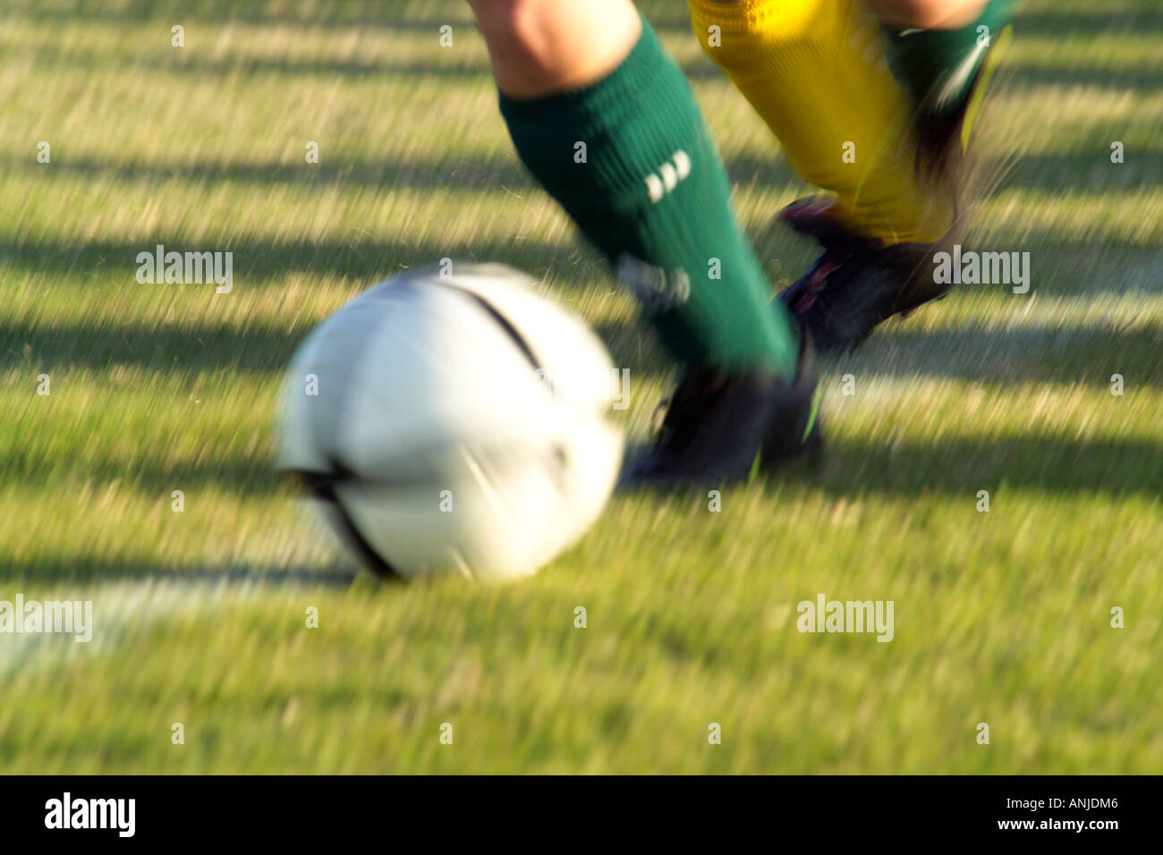 Nahaufnahme von Teen Fußball Aktion Unschärfe der Füße jagen ball Stockfoto