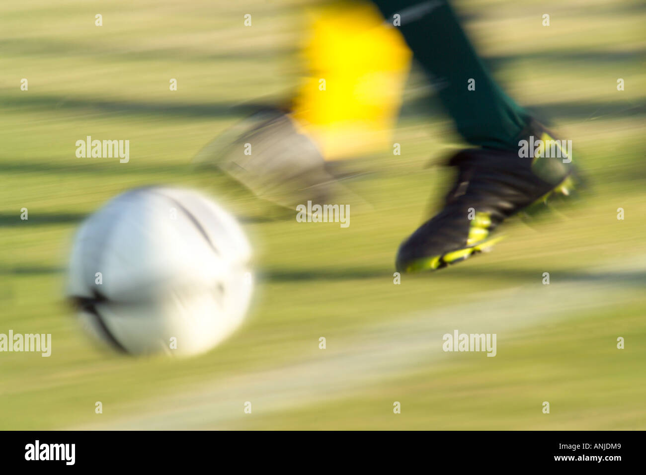Nahaufnahme von Teen Fußball Aktion Unschärfe der Füße jagen ball Stockfoto