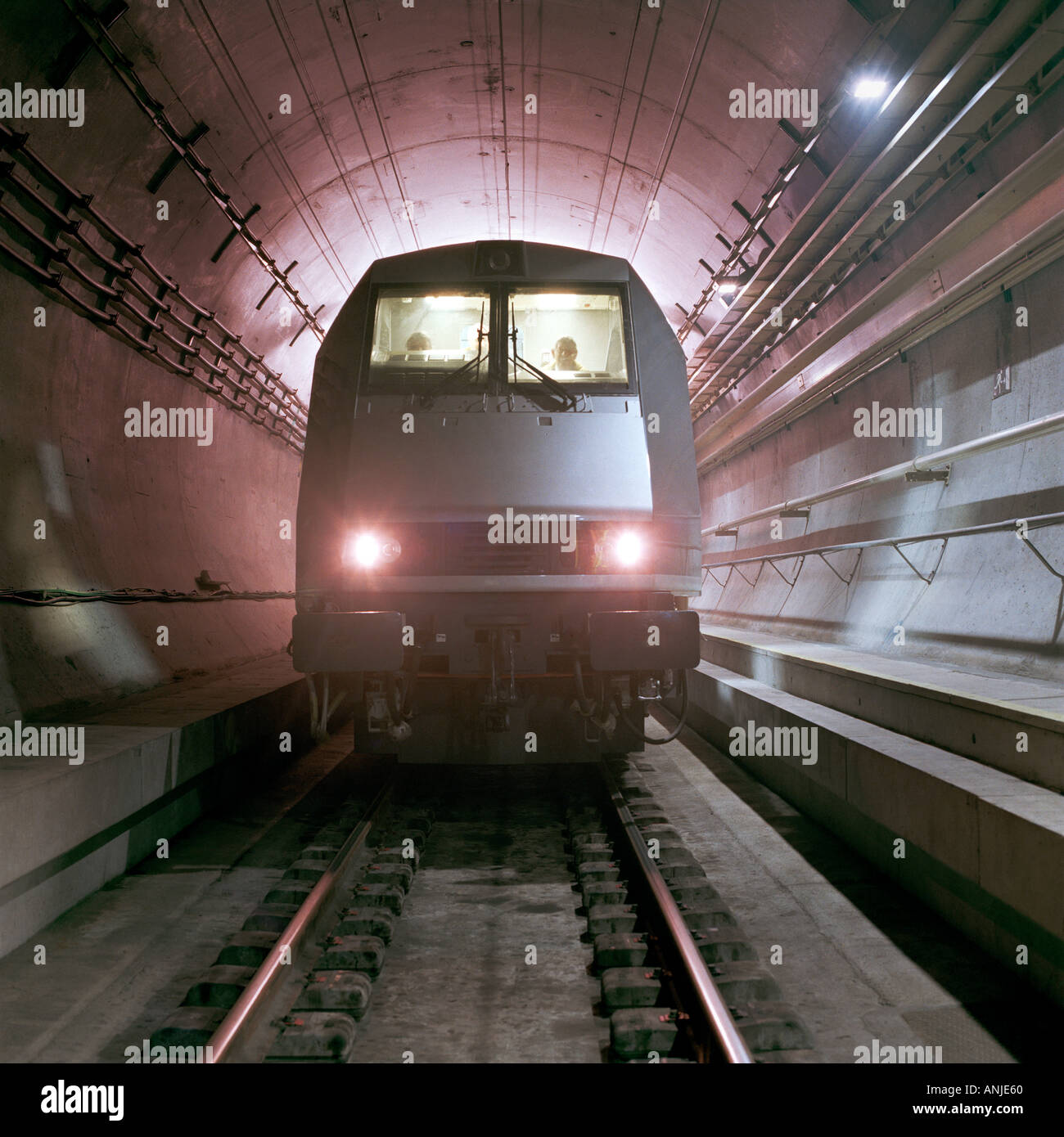 Eurotunnel Shuttle-Zug in einem Channel Tunnel Rail Tunnel, 40m unter dem Meeresboden. Stockfoto