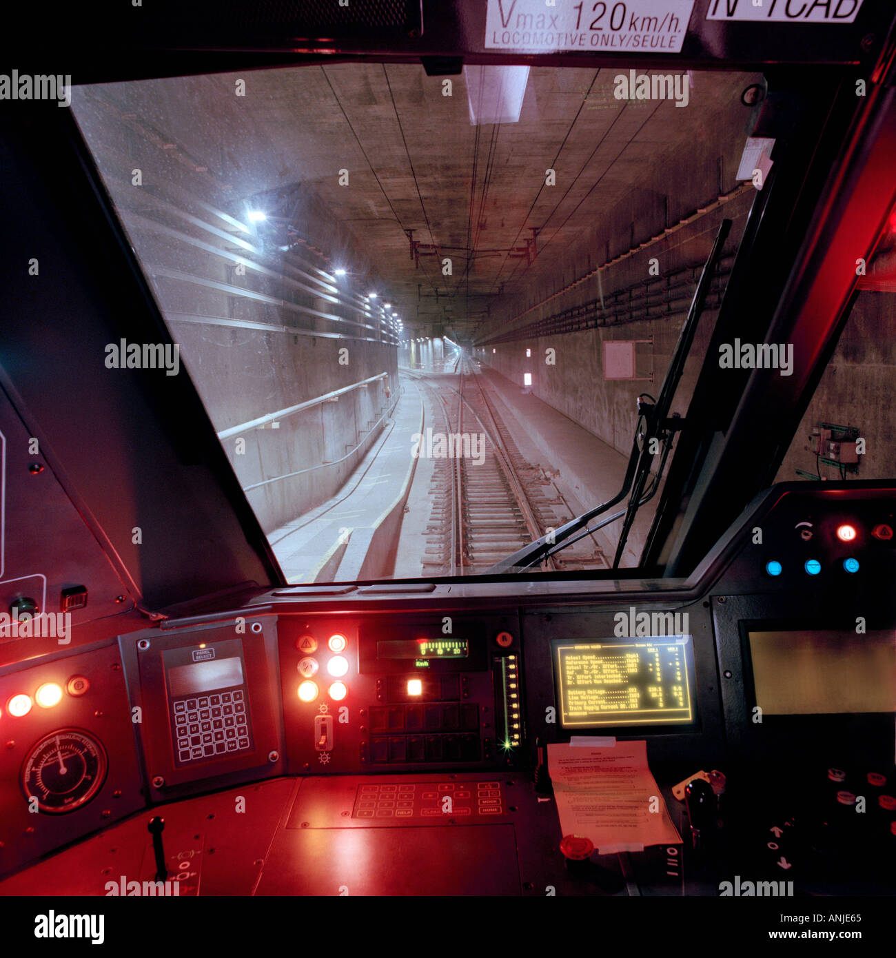 Führerschein-Vogelperspektive von der Steuerkabine eines Eurotunnel Shuttle Reisen 40m unter dem Meeresboden in einem Bahntunnel. Stockfoto