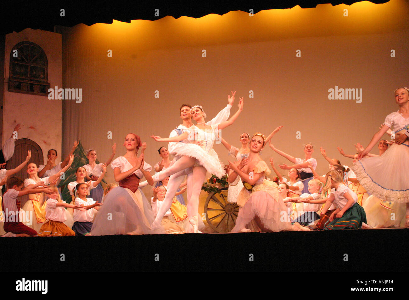 Tänzerinnen und Tänzer aus Sommer Ballett Kreationen Limited präsentieren Coppelia Stockfoto