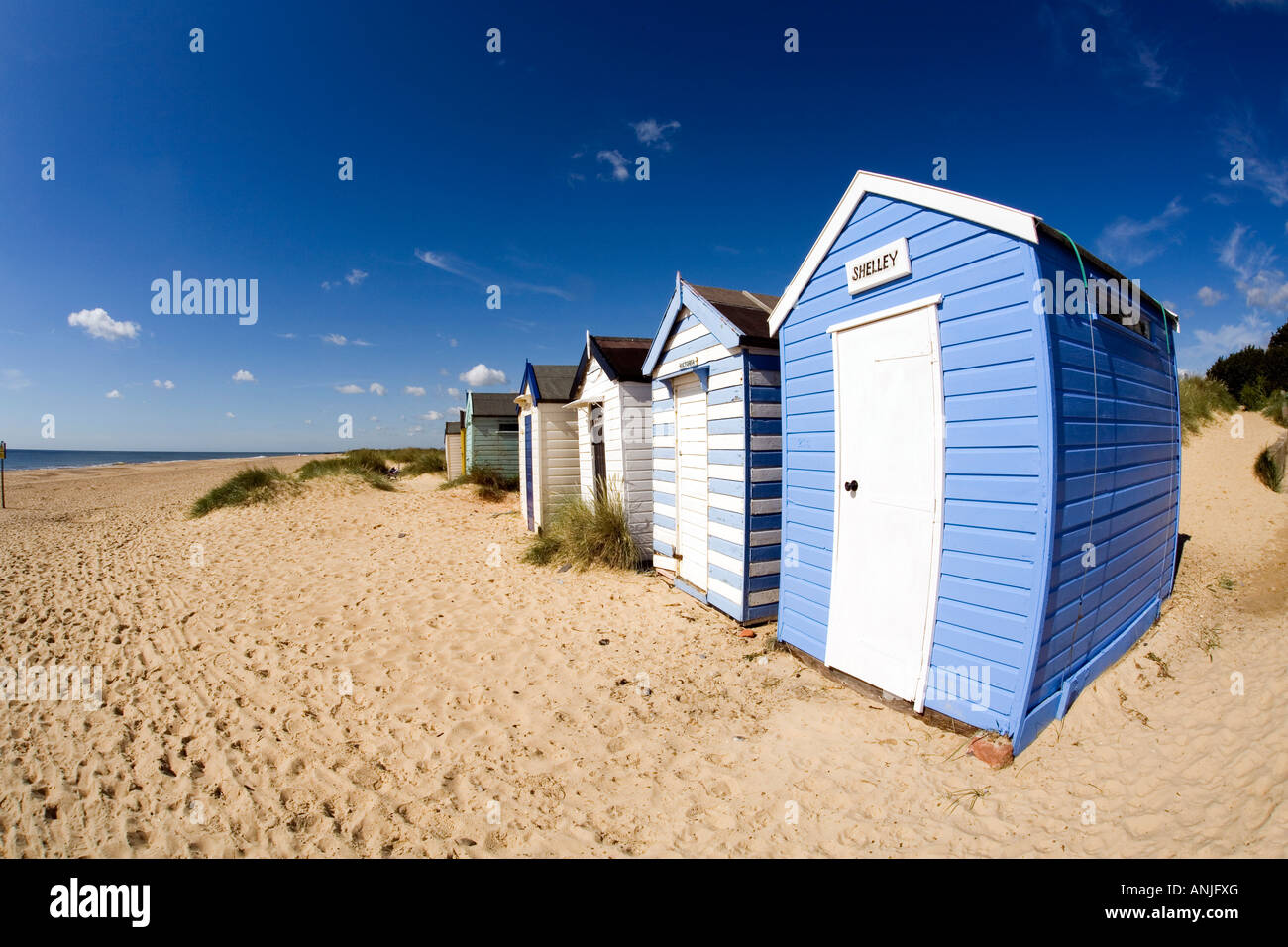 UK Suffolk Southwold Strand bunt bemalten Strandhütten in den Sanddünen Stockfoto