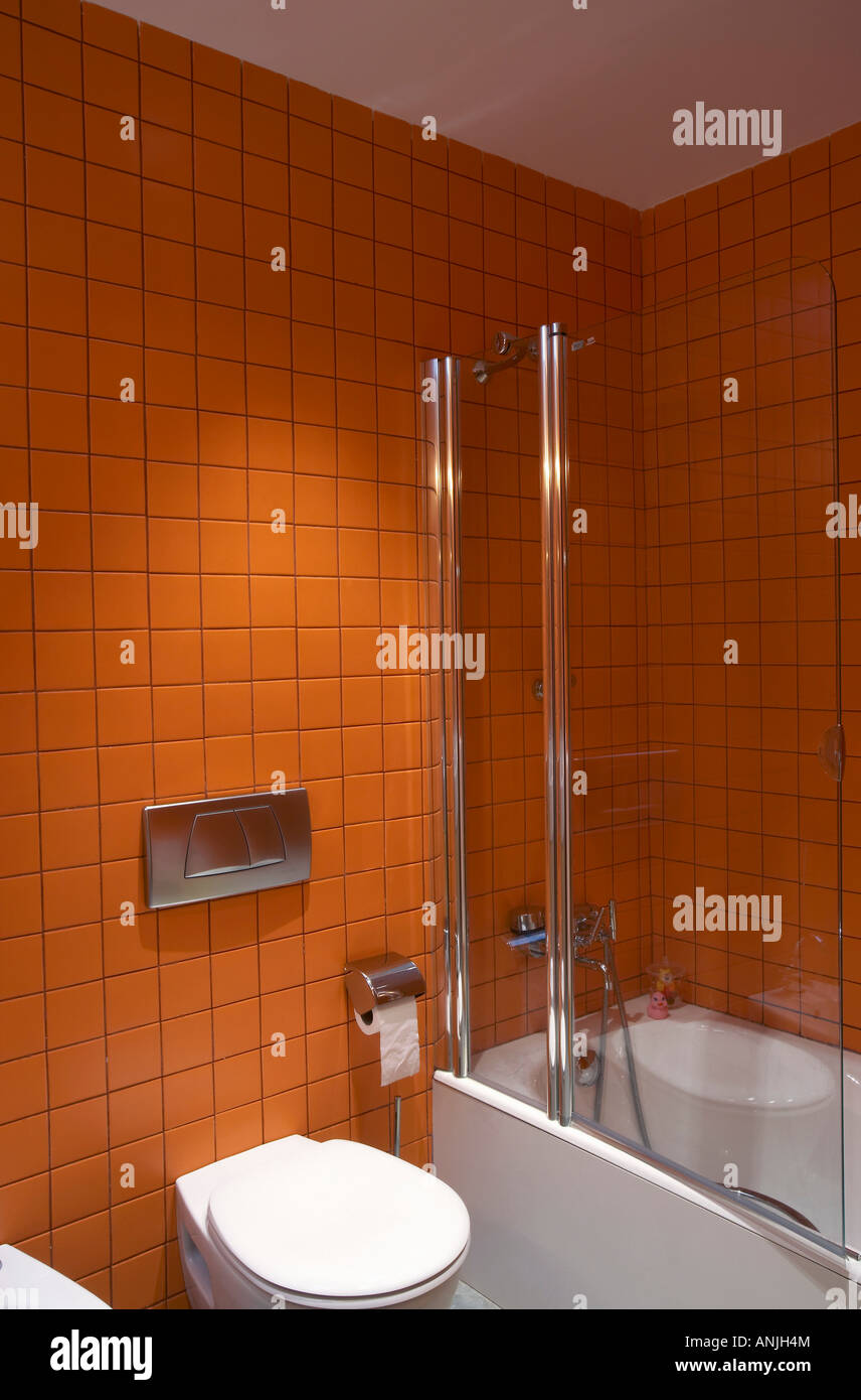 Badezimmer mit braunen Fliesen Wand Kommode und Glas Trennwand Stockfoto