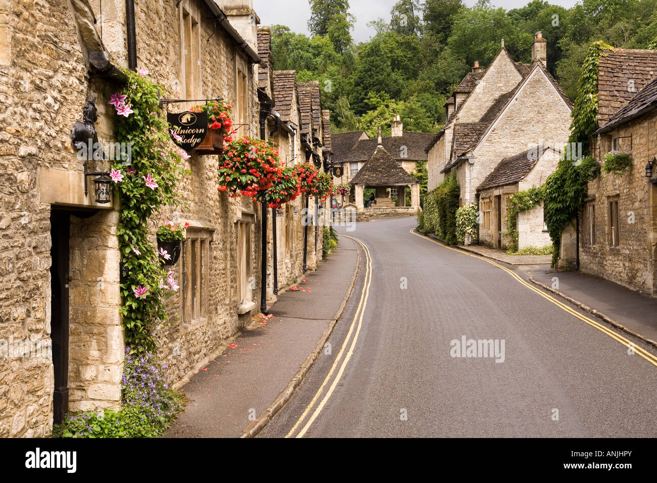 UK Wiltshire Castle Combe Village High Street Market Place und Castle Inn Stockfoto