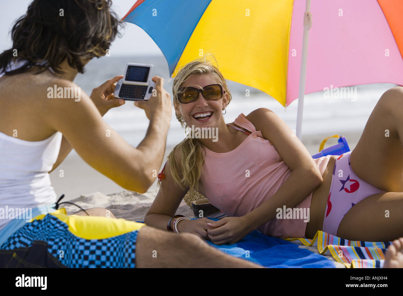 Rückansicht eines jungen Mannes mit einer jungen Frau s fotografieren Stockfoto