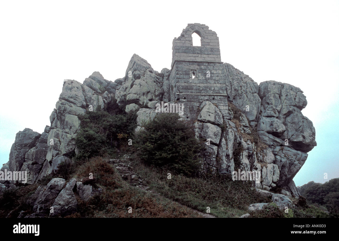 Roches Rock ein Granit Aufschluss auf die Egde Goss Moor Cornwall England eine Einsiedelei des vierzehnten Jahrhunderts bebaut. Stockfoto