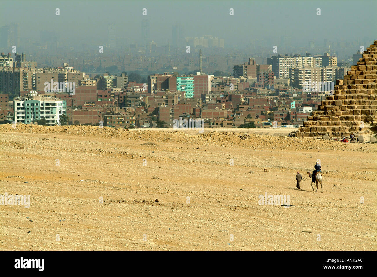 Teil von Kairo und einer der Pyramiden Stockfoto