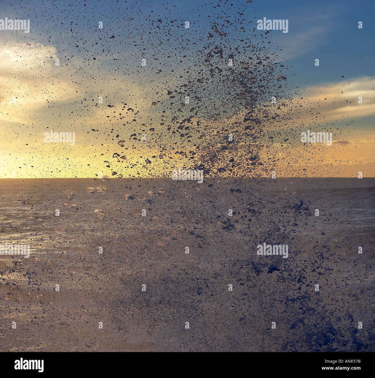 Wasser Spritzen aus Meer, Reykjavik Island Stockfoto