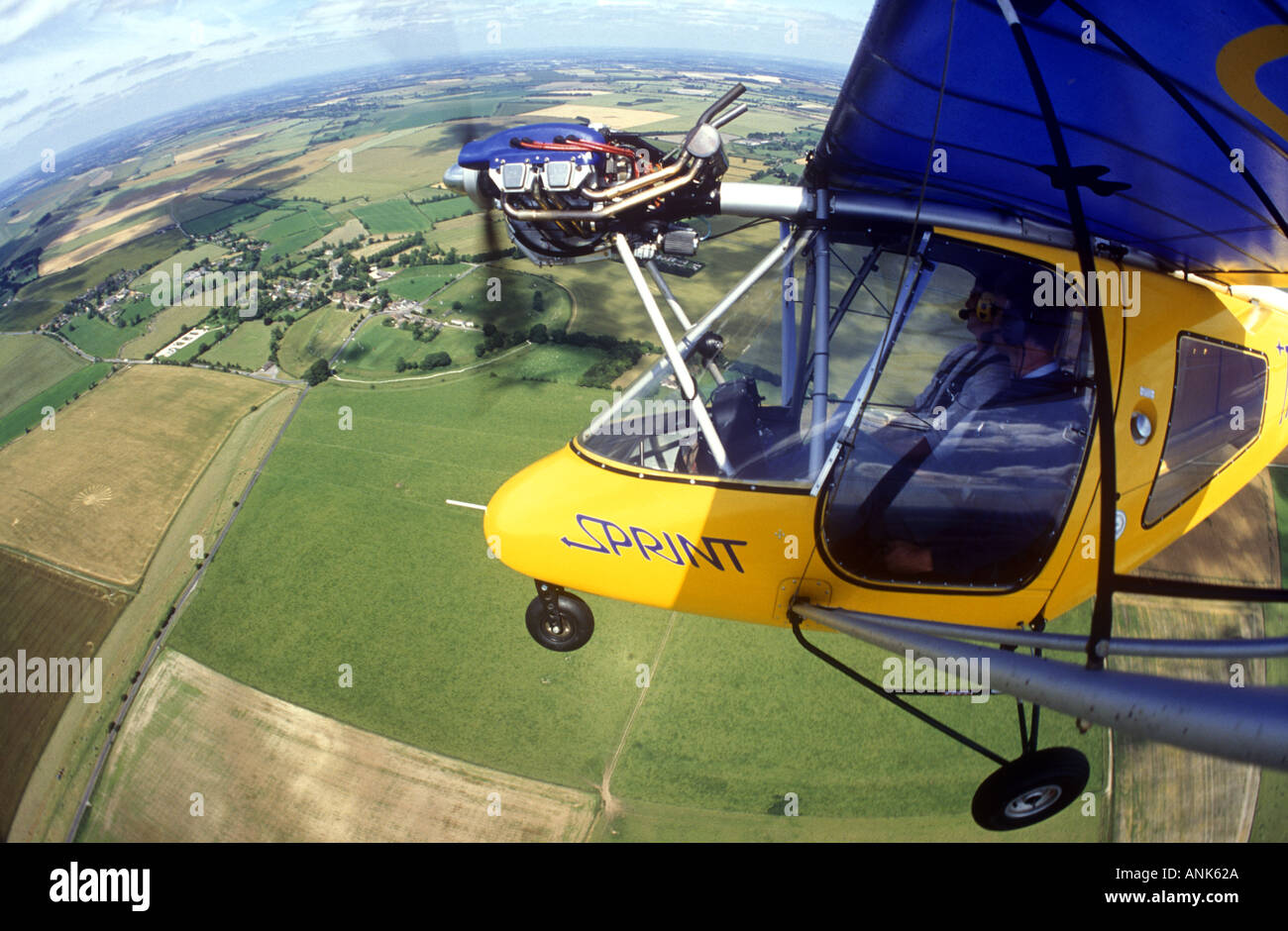 Thruster Sprint Microlight Flugzeug über Ernte Kreise in der Nähe von Avebury in Wiltshire uk Stockfoto