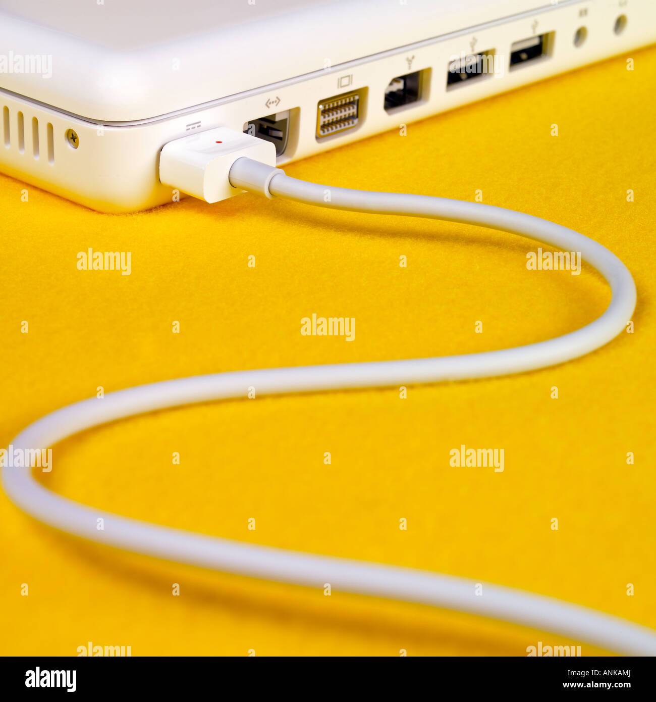 Laptop mit Kabel verbunden Stockfoto