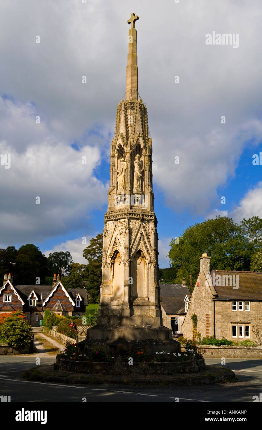 Die Mary Watts-Russell Memorial Kreuz in Ilam Village, Peak District National Park, Staffordshire, England, UK Stockfoto