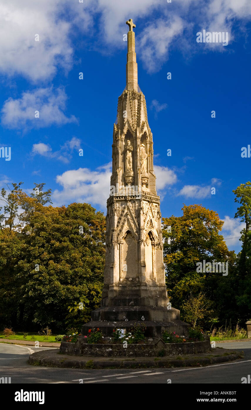 Die Mary Watts-Russell Memorial Kreuz in Ilam Village, Peak District National Park, Staffordshire, England, UK Stockfoto