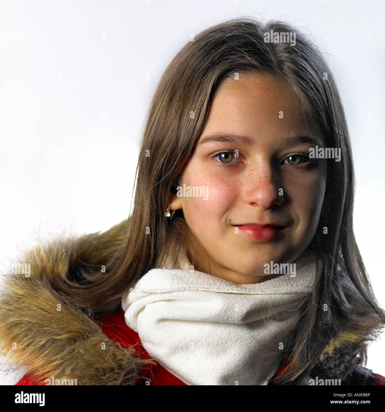 Teenager Mädchen Porträt in weißen Schal und roten Mantel Stockfoto