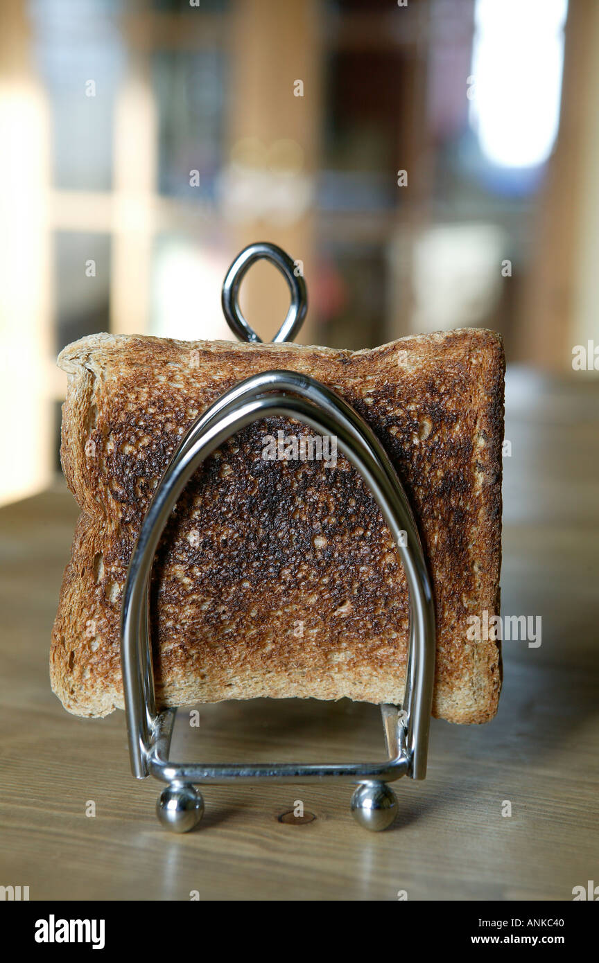 braune verbranntem Toast statt in einem silbernen Toast Rack am Familientisch Wohn / Raum Stockfoto