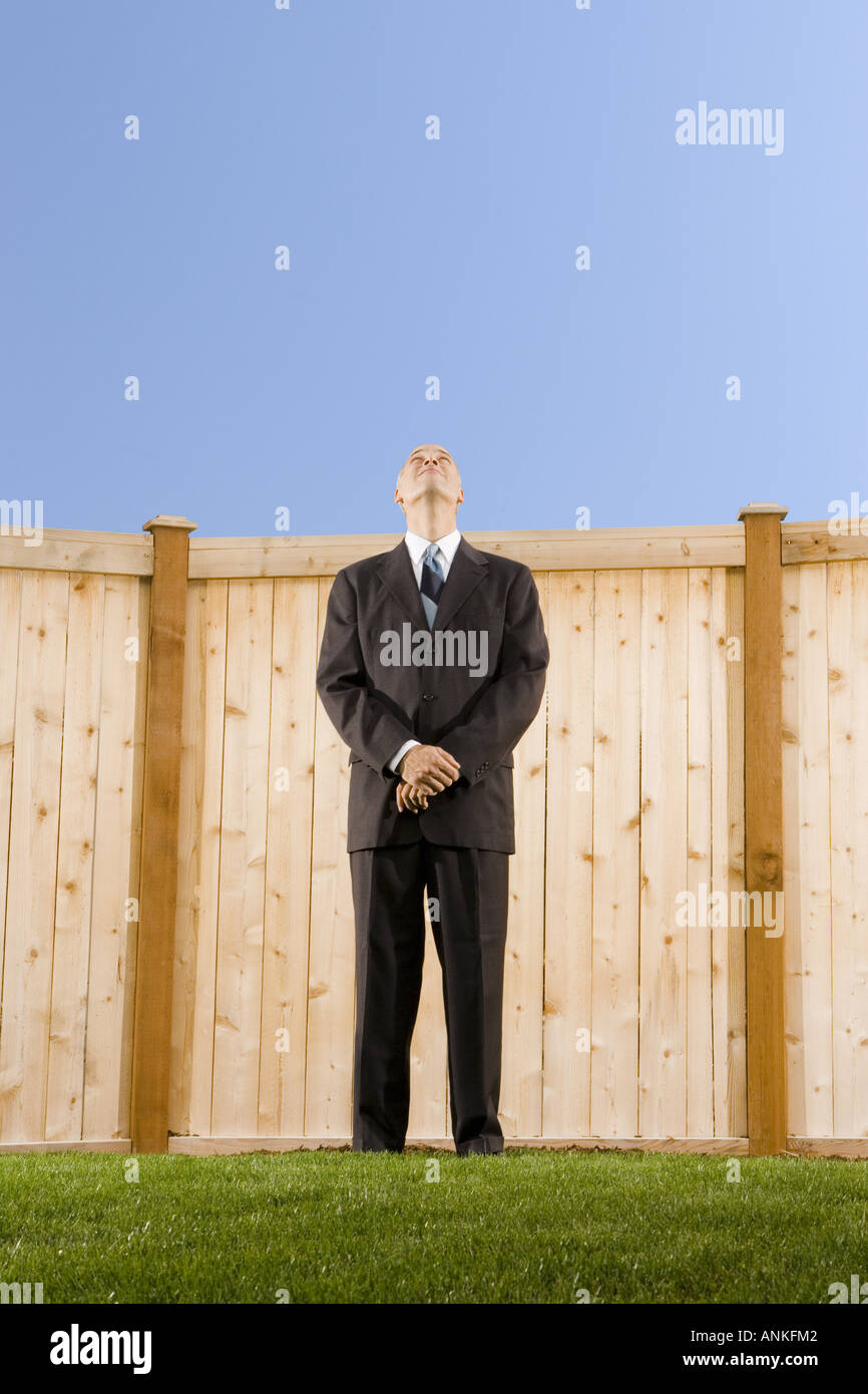 Niedrigen Winkel Ansicht eines Geschäftsmannes, steht man vor einer Wand nach oben Stockfoto