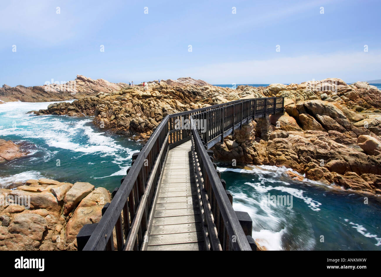 Eine Fußgängerbrücke am Kanal Felsen Granit-Formation in der Nähe von Yallingup + Dunsborough im Nationalpark Leeuwin Naturaliste, Westaustralien Stockfoto