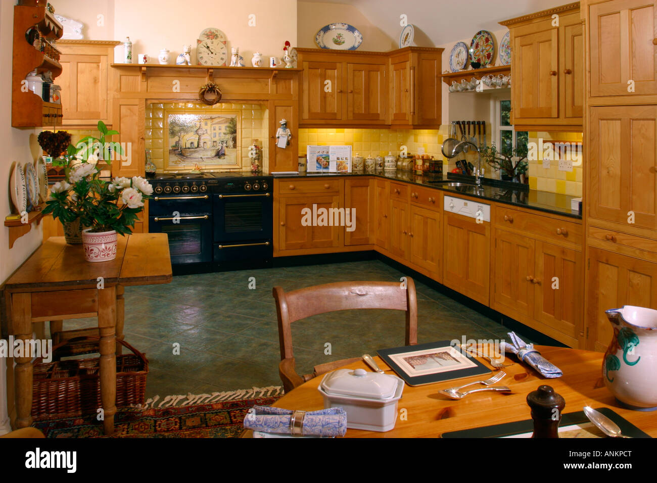 UK Property, house Innenraum, traditionelle Küche mit Essbereich. Stockfoto
