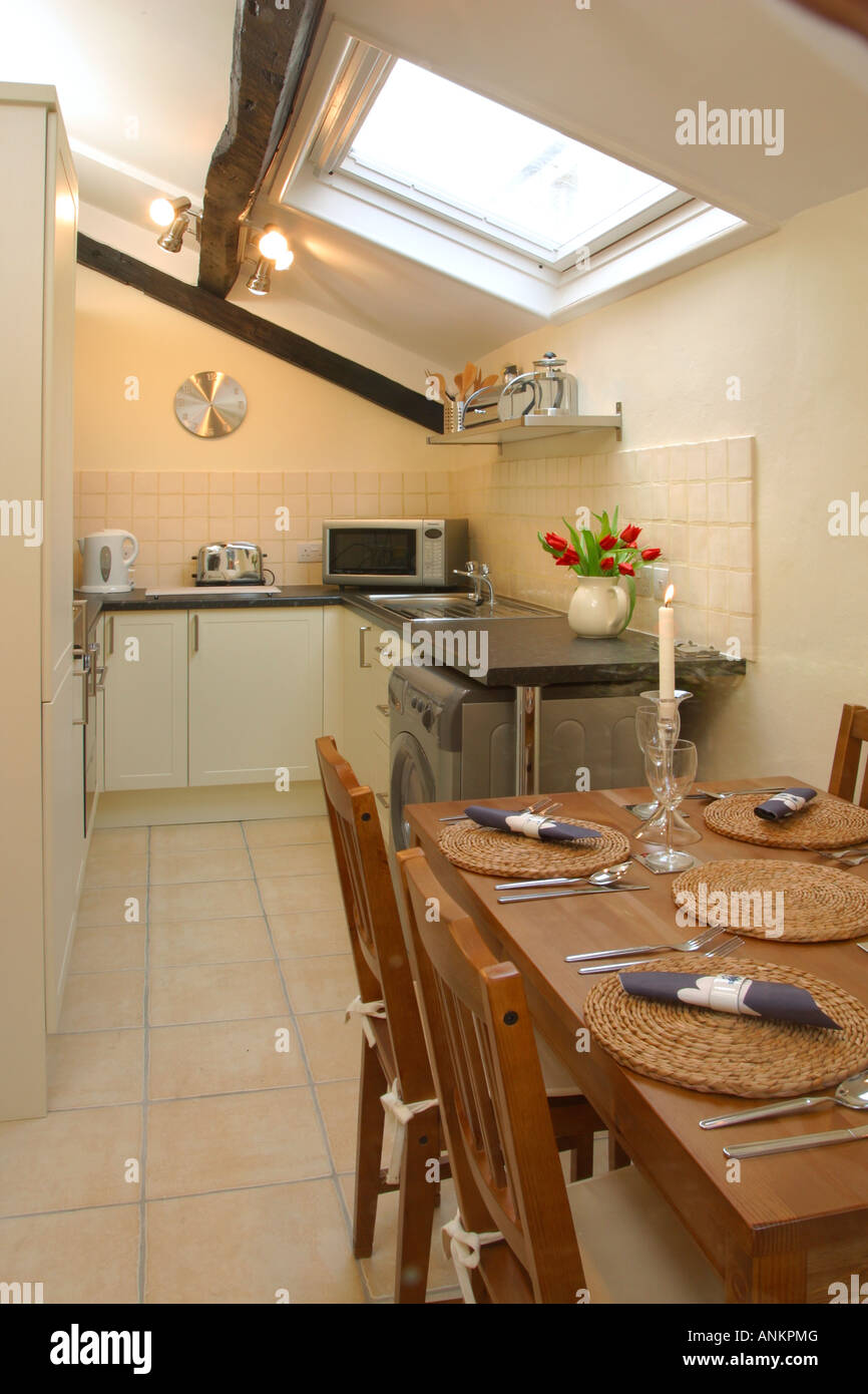 UK Property, house Innenraum, kleine Küche mit Essbereich. Stockfoto