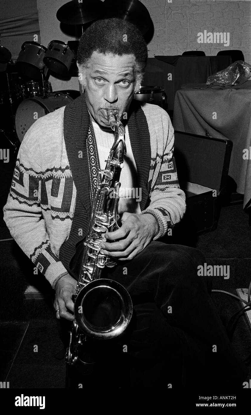 GordonDexter, TenorSaxaphone b.27.2.1923,known als 'lange TallDexter wegen seiner 6' 5'. Spielte in 1940 WithLionel Hampton. Stockfoto