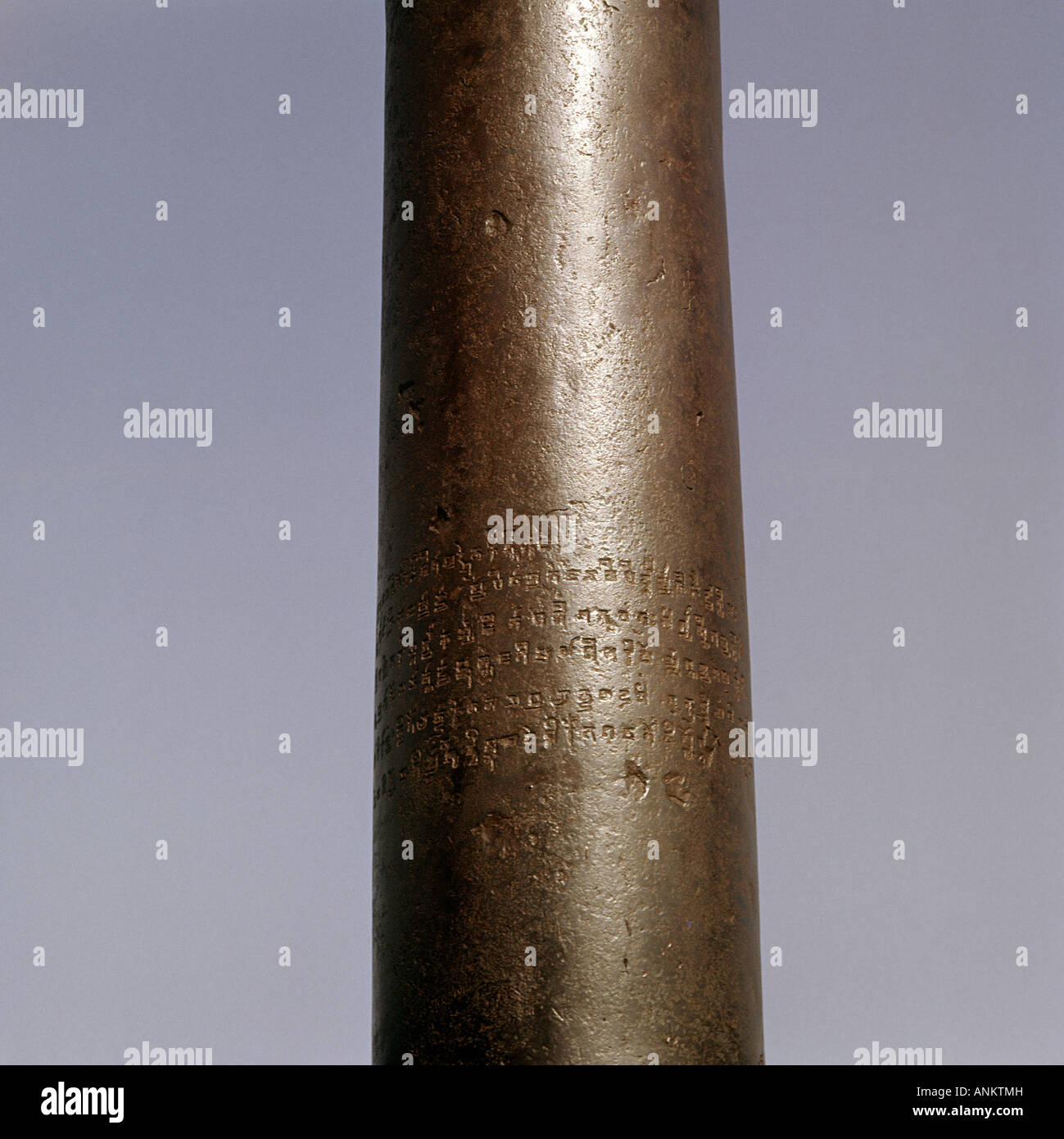 Indien. Ashoka Säule, der Qutub Minar, Delhi. 1600 Jahre alt, aus reinem Schmiedeeisen, wiegt sechs Tonnen, 7,375 Meter hoch. Stockfoto