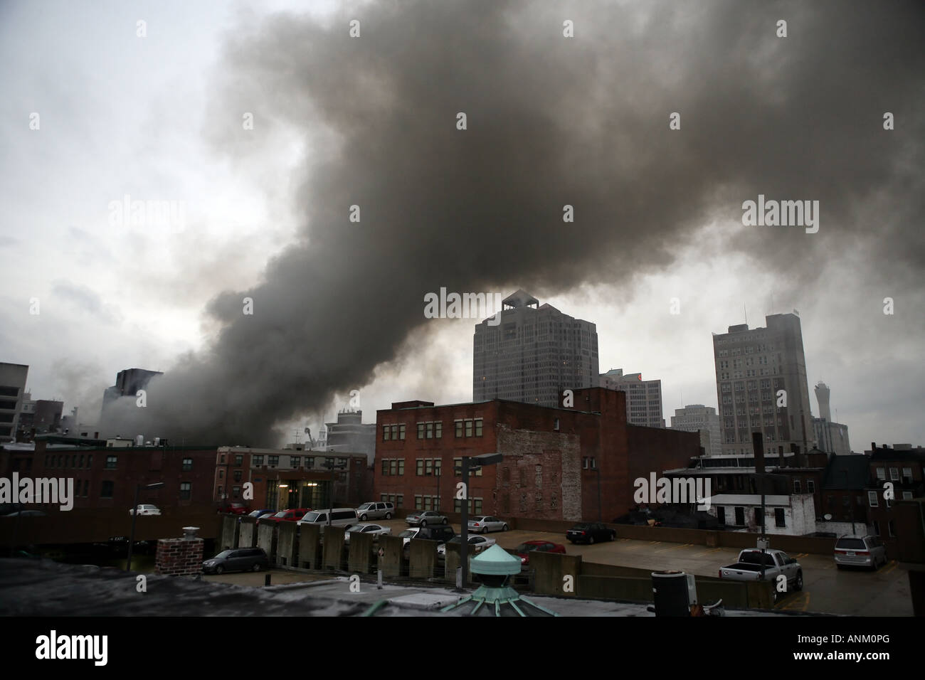 Feuer steigt über New Haven, Connecticut während einer großen Flamme Innenstadt Stockfoto