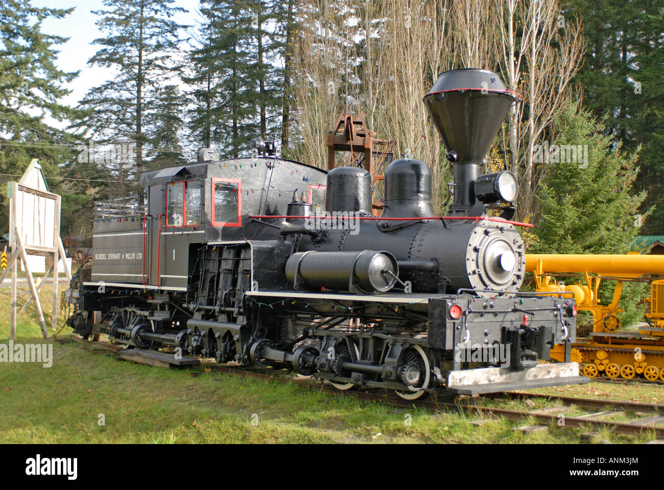 No1 Protokollierung Lokomotive in Livree, Duncan MacMillan Bloedel Stadt Totems BC Stockfoto