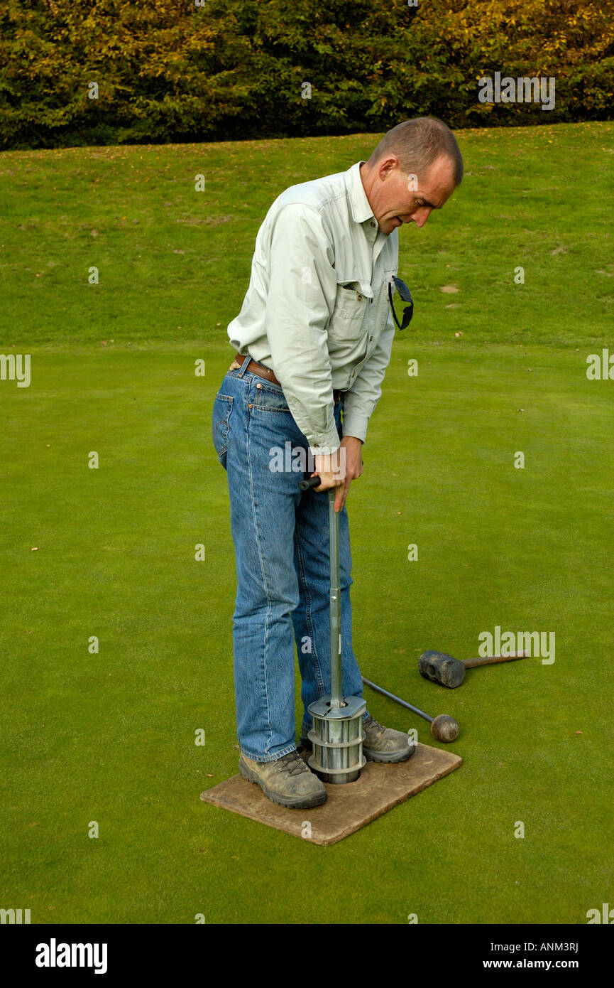 Kopf grün machen neue Loch am Golfplatz green Keeper. Stockfoto