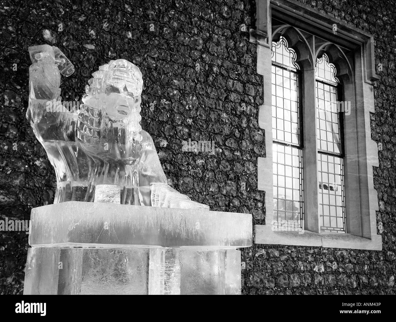 Eis-Skulptur des Richters in Norwich, UK, schwarz / weiß Stockfoto