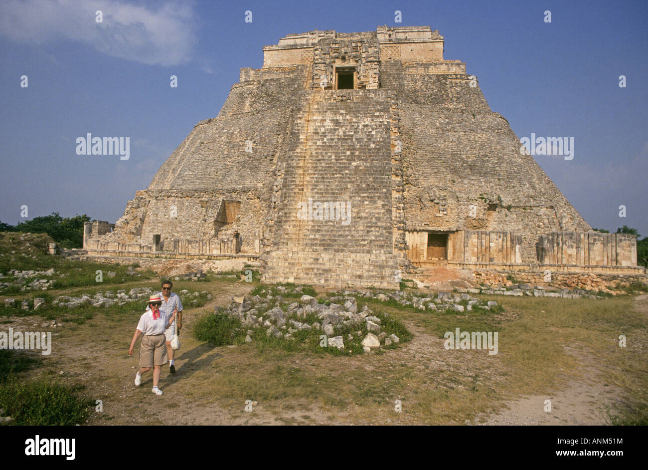 Eine Ansicht der Tempel von The Magician die wichtigste Pyramide in der alten ruiniert Maya-Stadt Uxmal Stockfoto