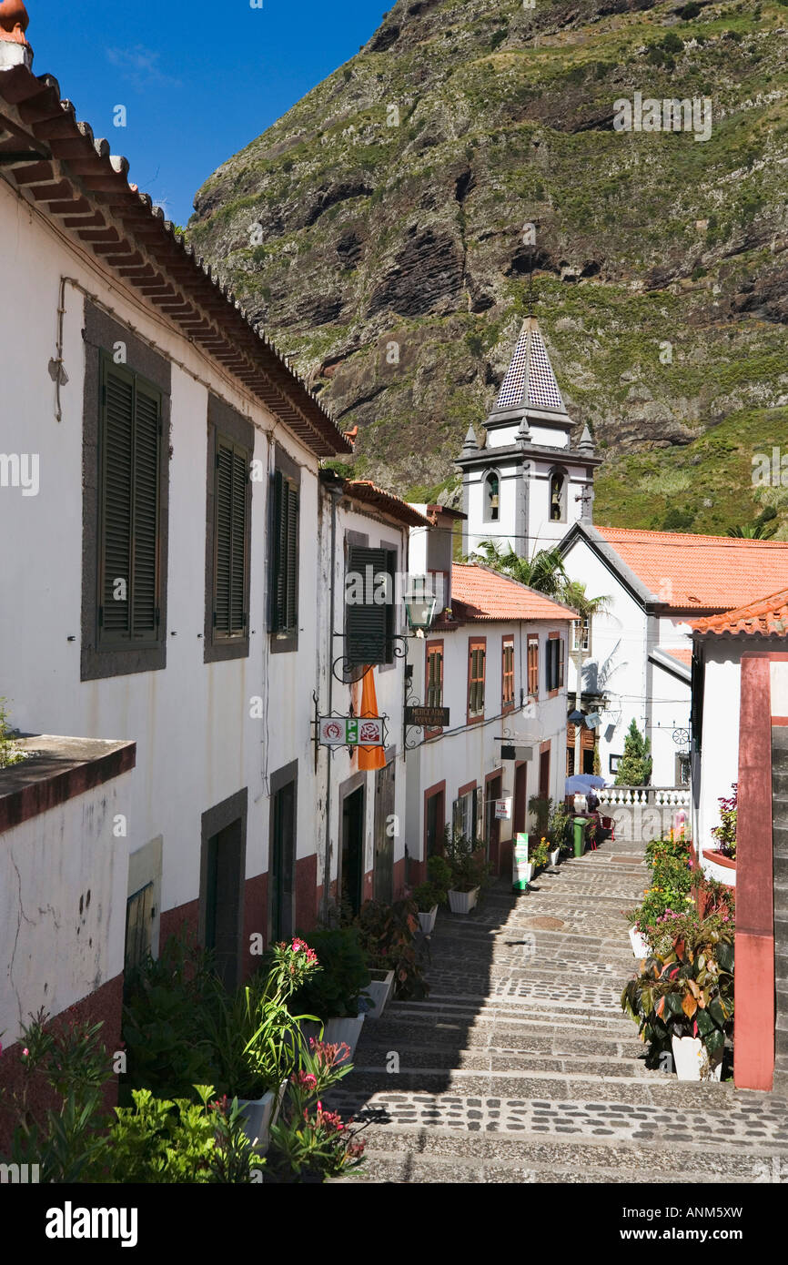Typische Straße und Kirche von Nossa Senhora de Fatima, Dorfzentrum, Sao Vicente, Nordküste, Madeira, Portugal Stockfoto