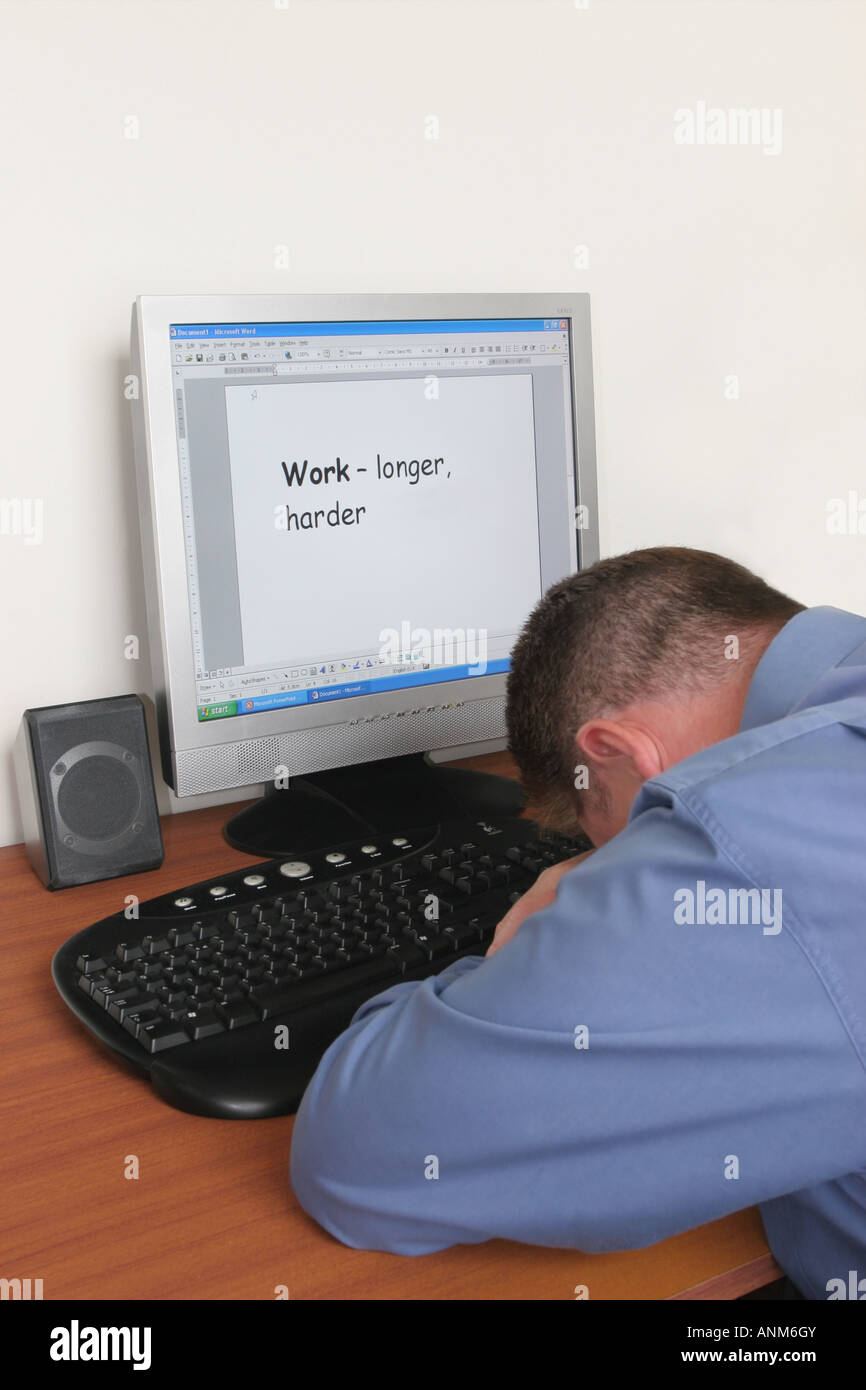 Büroangestellter schlafend am Computer mit Nachricht Arbeit mehr härter Stockfoto
