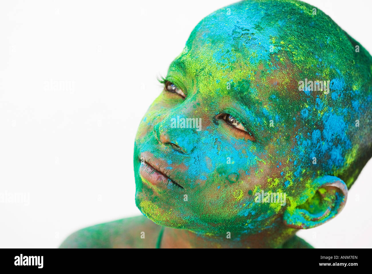 Jungen bedeckt in Farbpulver Pigment. Indien Stockfoto