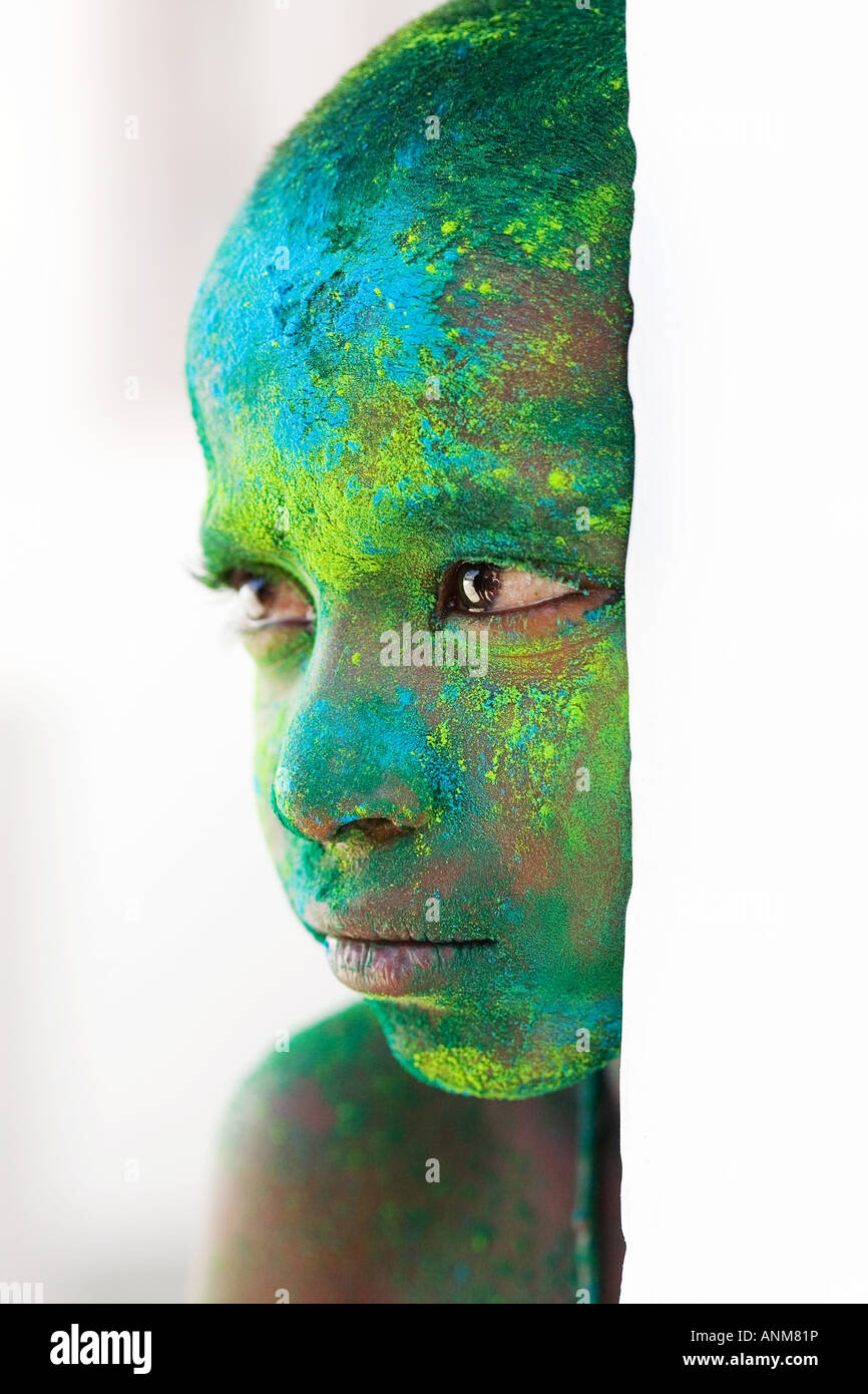 Indischer Junge mit Farbpulver Pigment bedeckt... Indien Stockfoto