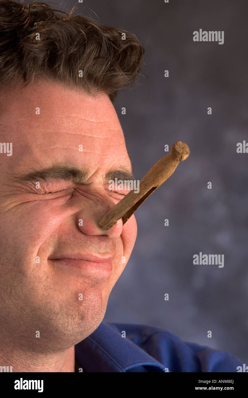 Mann mit altmodischen hölzernen Altkleider pin auf der Nase Stockfoto