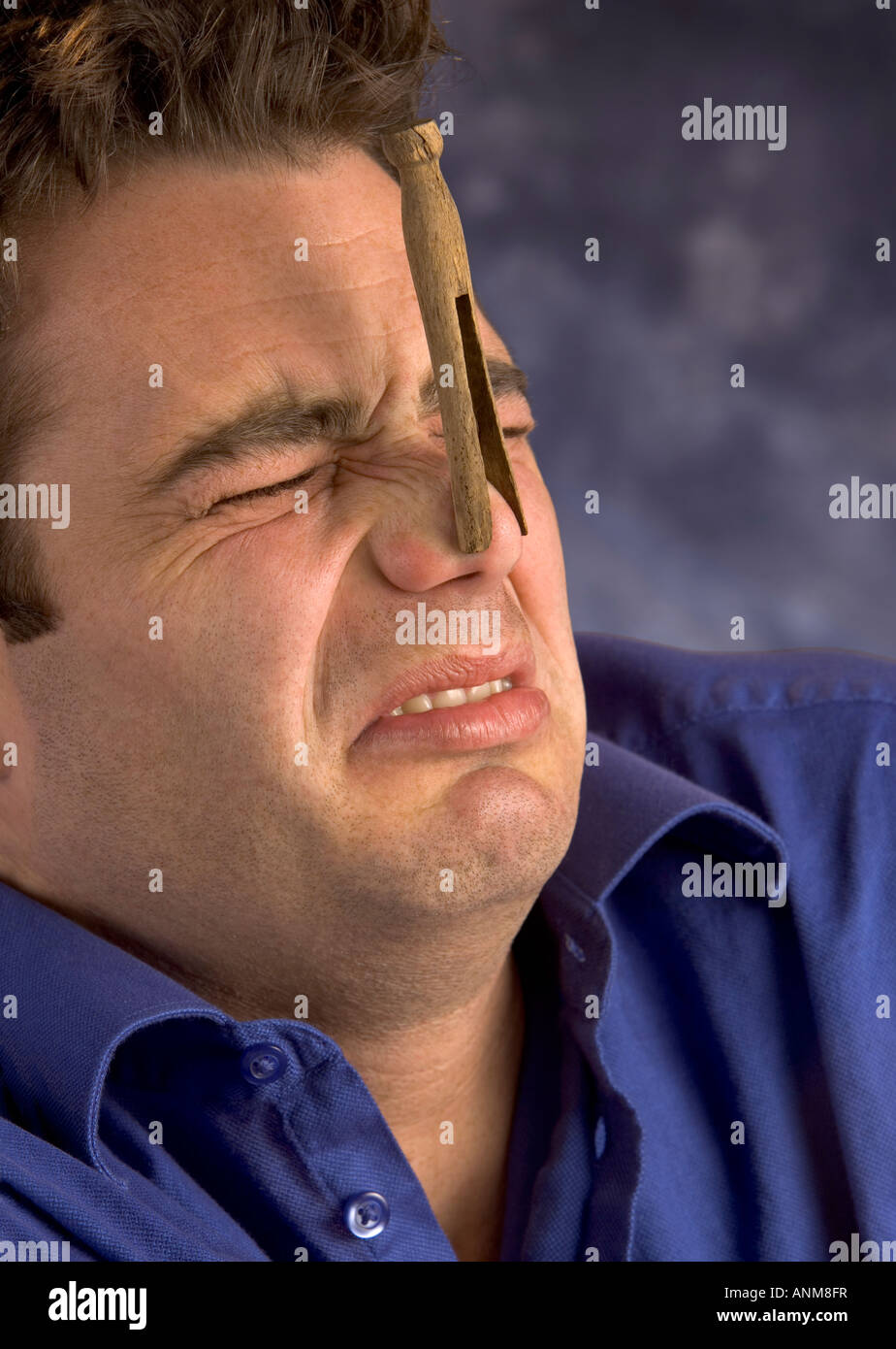 Mann mit altmodischen hölzernen Altkleider pin auf der Nase Stockfoto