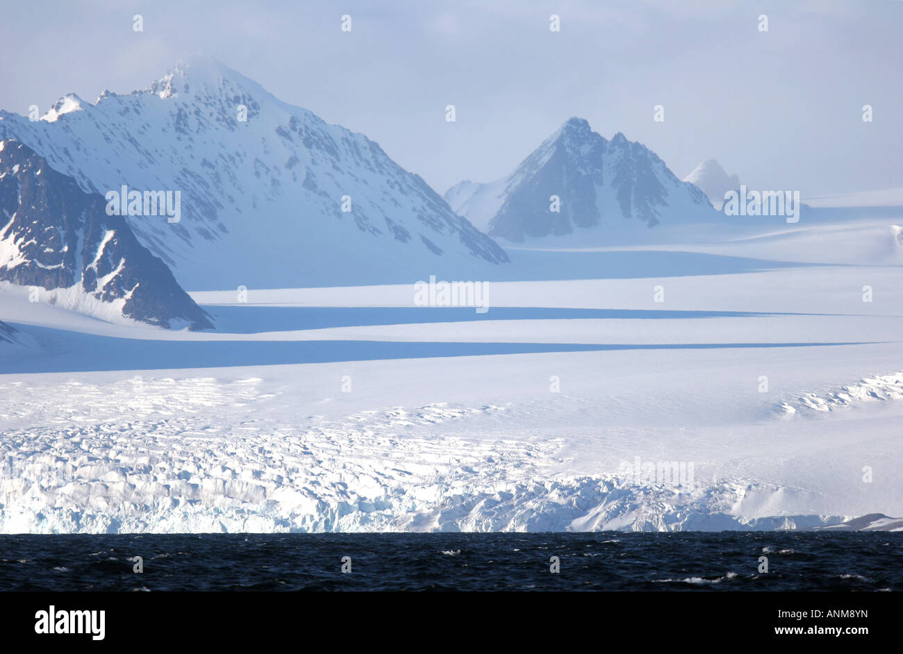 enorme Gletscher und Berge in Spitbergen Stockfoto