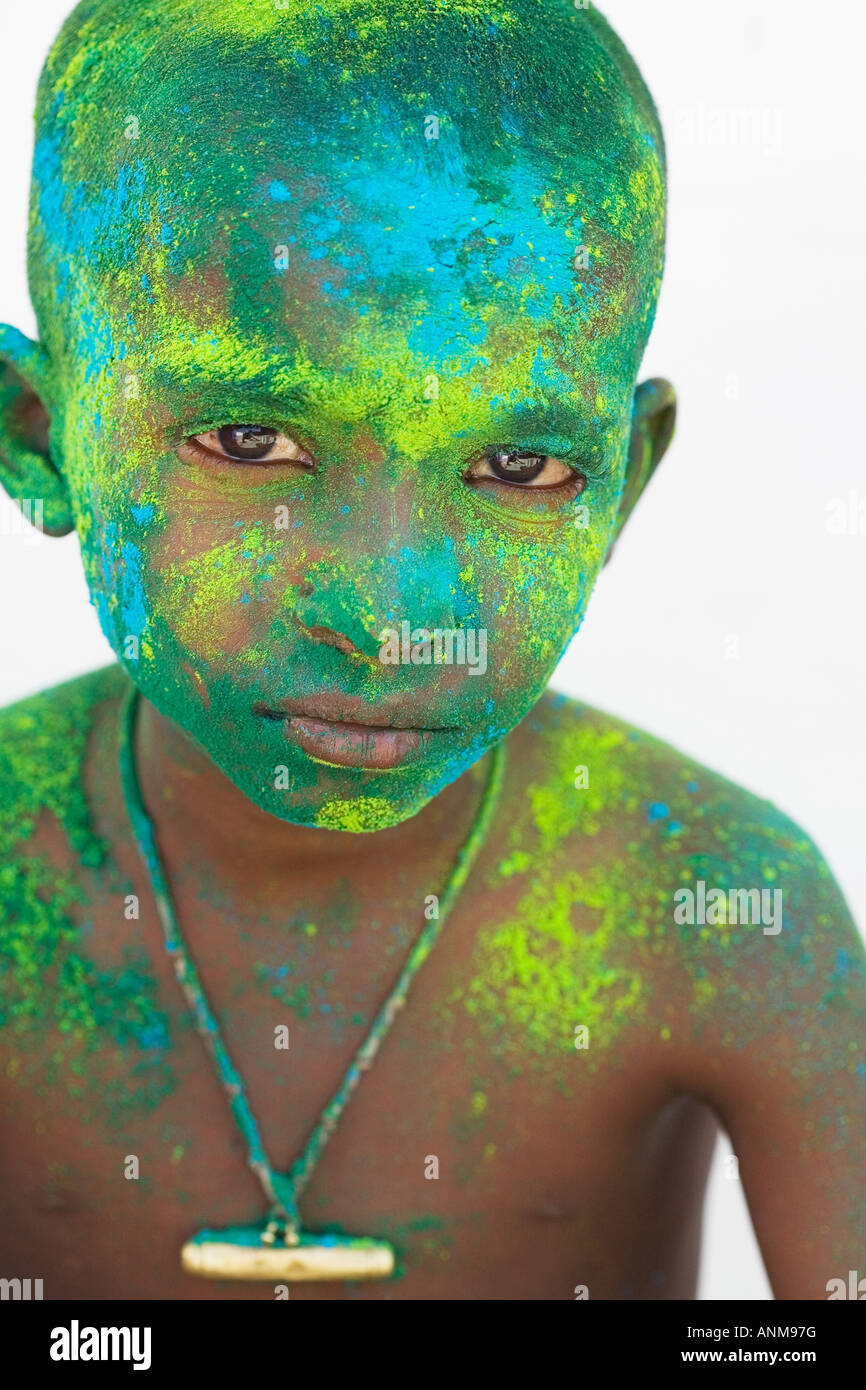 Jungen bedeckt in Farbpulver Pigment. Indien Stockfoto