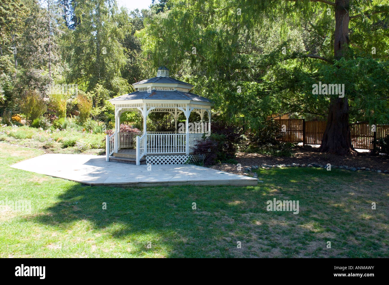 Ein Gartenpavillon aus Holz Stockfoto